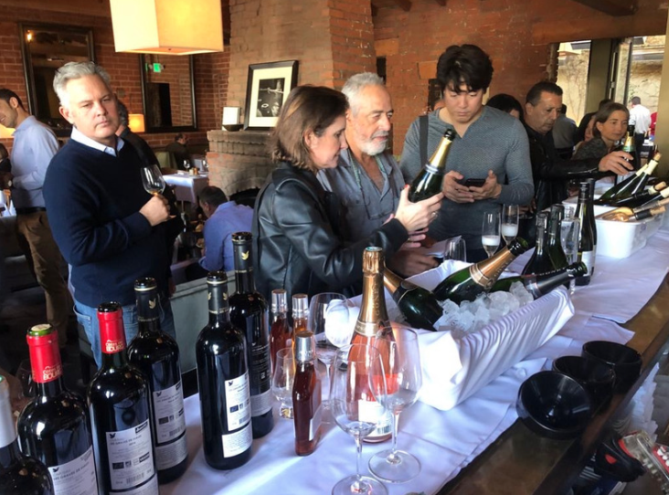 image pris lors d'un évennement de dégustation de vins. Un regroupement d'importateur et ditributeur qui essai les different vins en file devant eux